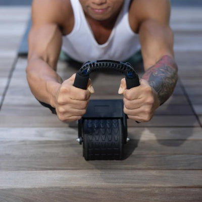 Roue abdominale homme vue de face mains serrées