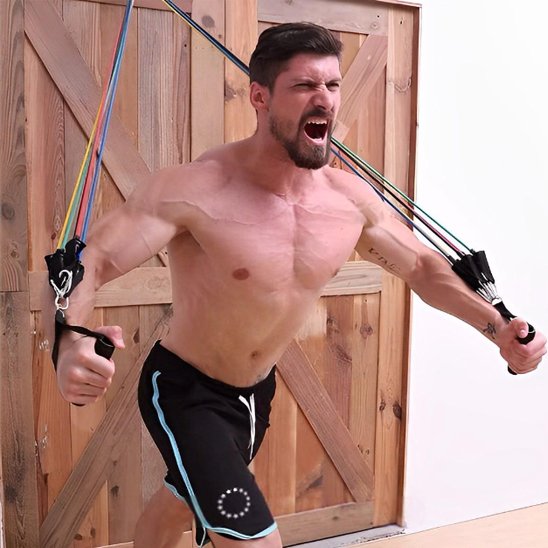 Bande de résistance homme en salle de sport et fitness