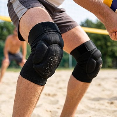 Genouillere volley​ homme accroupi portant genouillère