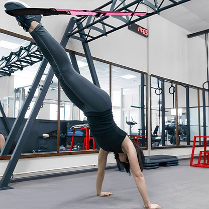 Sangle de tension femme en salle fitness et musculation bras