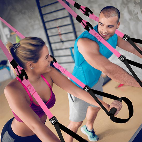 Sangle de tension femme et homme en salle de fitness