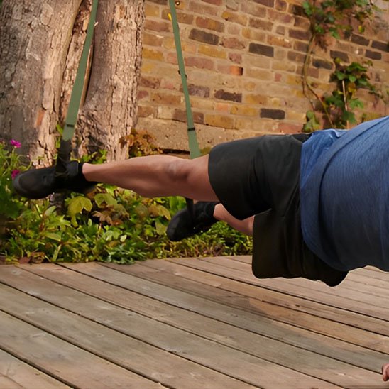 Sangle de tension homme en musculation horizontale fitness